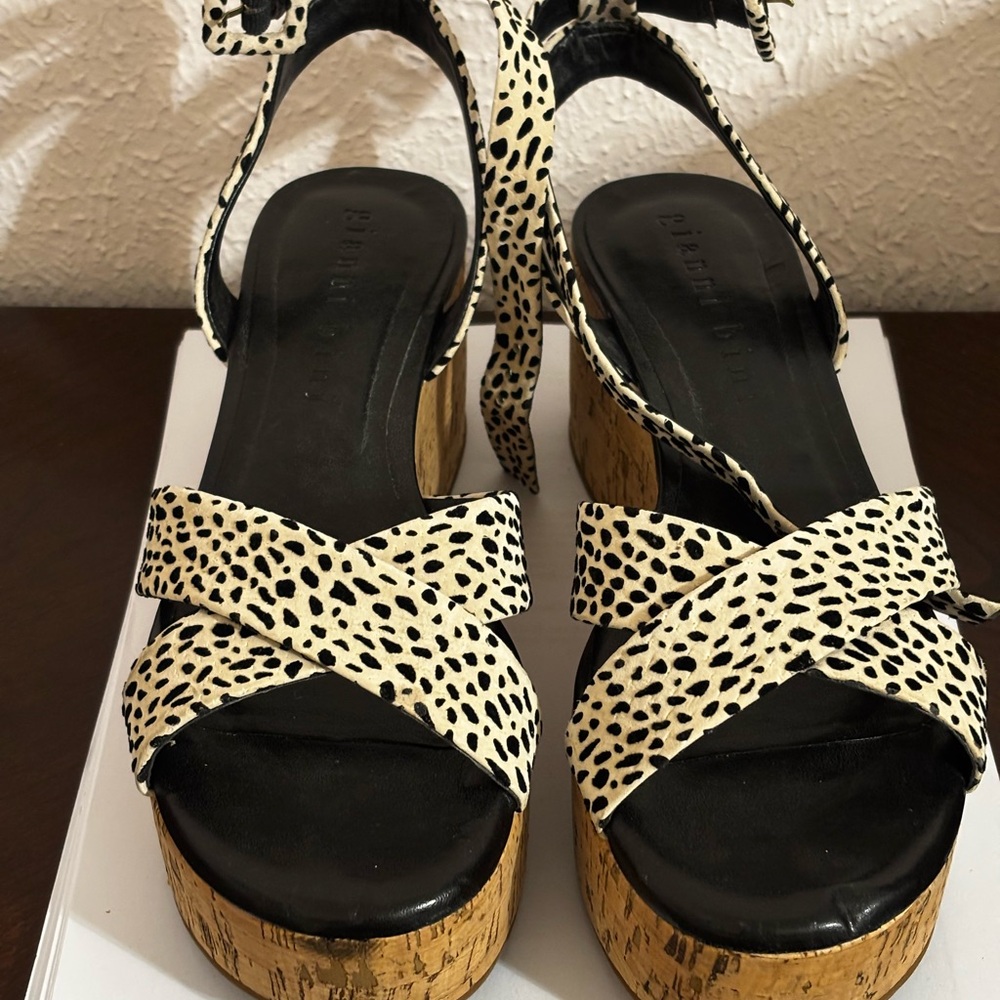 Gianni Bini Women’s Black and Cream Cork Platform Sandals